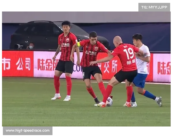 不莱梅芬德头球破门,VAR确认传球无越位 不莱梅芬德头球破门,VAR确认传球无越位